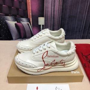2 Lựa chọn màu sắc Christian Louboutin Christian Louboutin Xu hướng trong tọa độ độc đáo vào mùa xuân / mùa hè