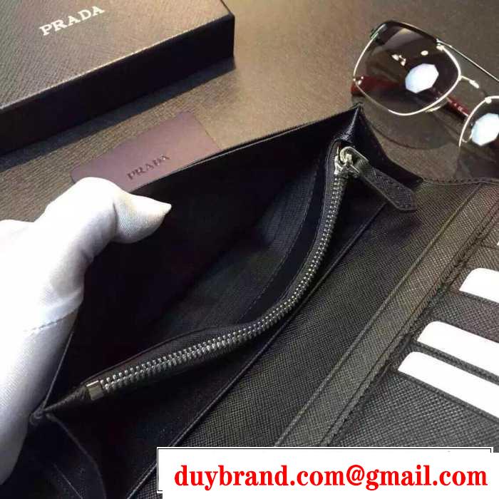 目立つ　秋冬 prada プラダ　飽きのこないモデル　 二つ折り財布