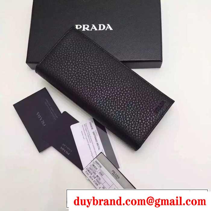 カジュアル感　秋冬 prada プラダ 機能性も抜群　二つ折り財布