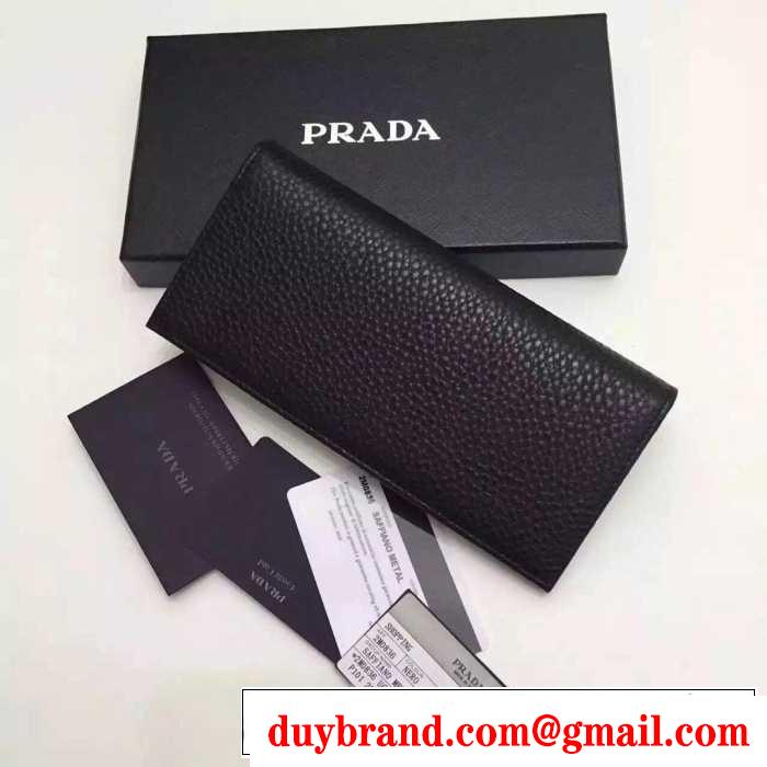 カジュアル感　秋冬 prada プラダ 機能性も抜群　二つ折り財布