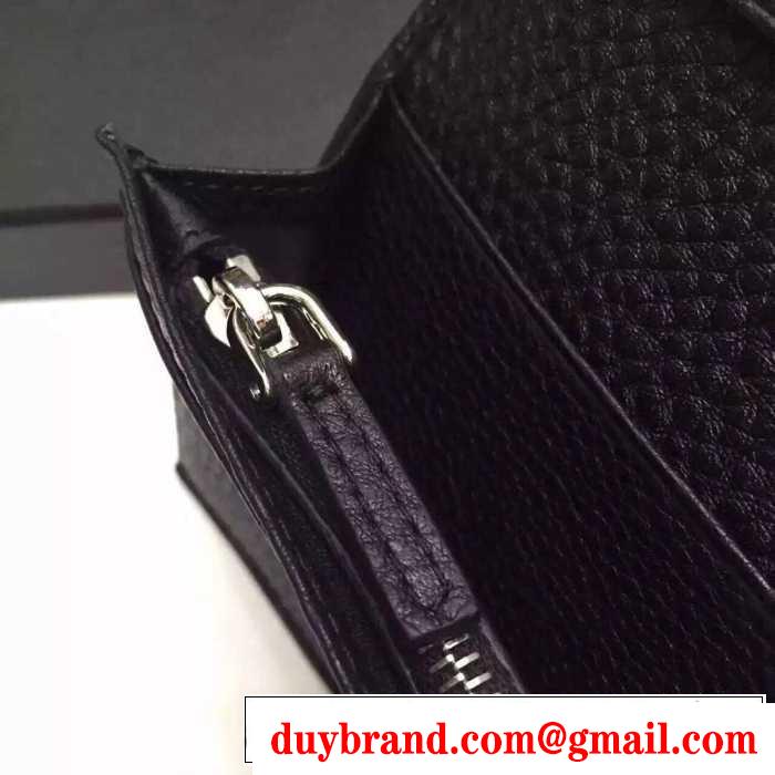 カジュアル感　秋冬 prada プラダ 機能性も抜群　二つ折り財布
