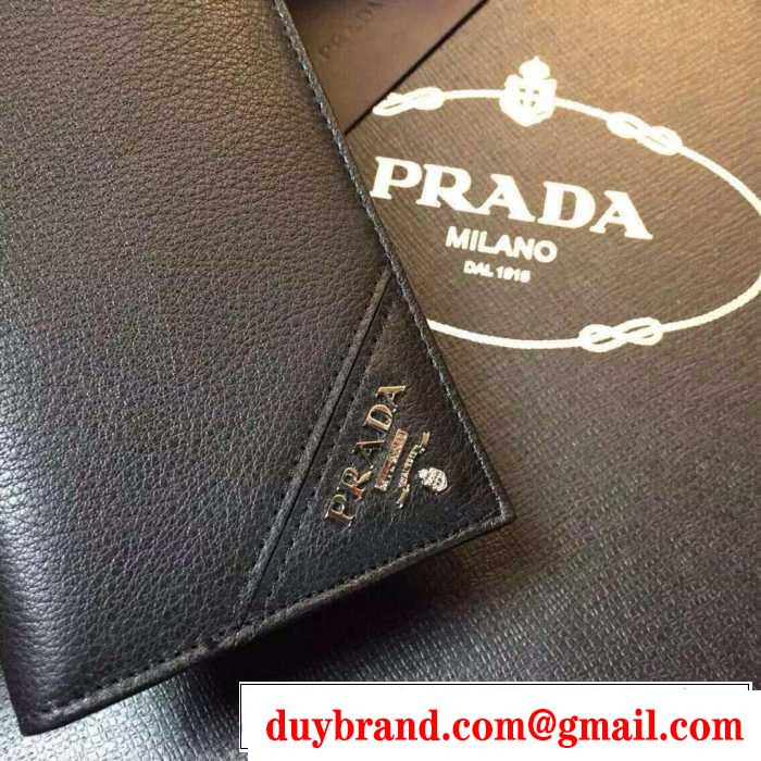 高級感のあるデザイン　秋冬 prada プラダ　収納できる 二つ折り財布