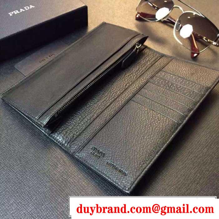 高級感のあるデザイン　秋冬 prada プラダ　収納できる 二つ折り財布