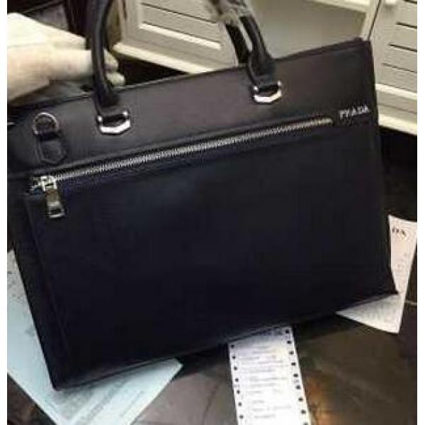 Prada Prada rất dễ sử dụng cho độ bền và chức năng, và vai 3 vai