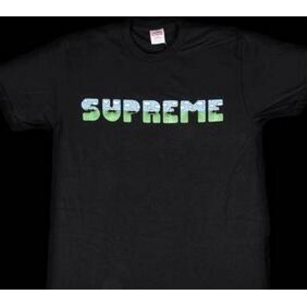 T -shirt đen với kết cấu mềm với sự hiện diện mạnh mẽ