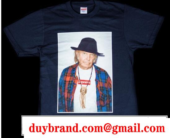 時代感には欠かせないSupreme シュプリーム　デザイン性の高いTシャツ　ネイビー .