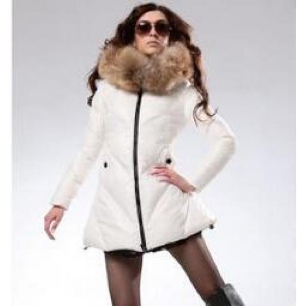 Một ấn tượng thanh lịch có sự hiện diện trang web giả mạo moncler với sự hiện diện của áo khoác xuống của phụ nữ