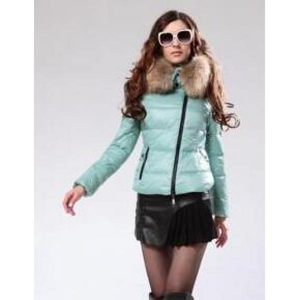 Có một cảm giác mặc ánh sáng và áo khoác phụ nữ phù hợp với moncler