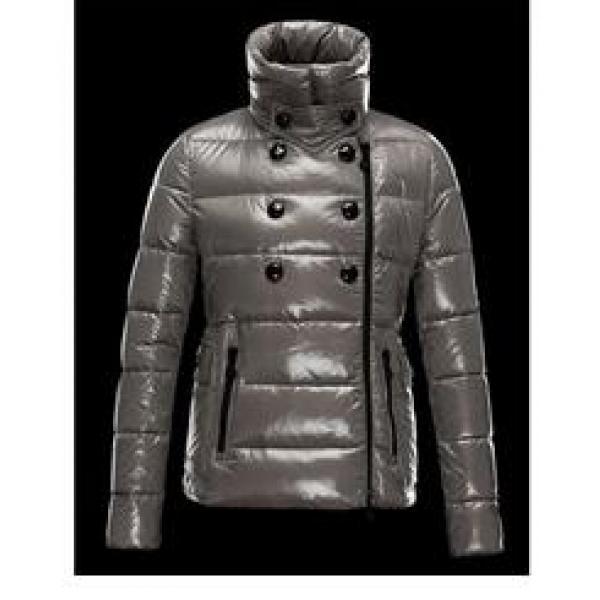 Áo khoác phụ nữ Moncler đẹp với một màu tốt phai màu