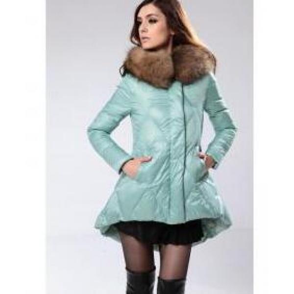 Áo khoác phụ nữ tạo ra một ấn tượng siêu phổ biến Moncler