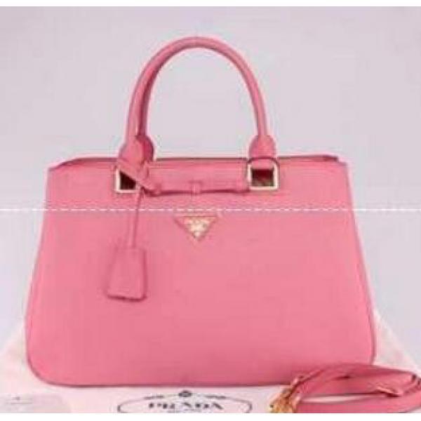Những người phụ nữ ấn tượng nhất của Prada Ladies và vai treo vai