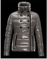 Thương hiệu nổi tiếng Moncler ...