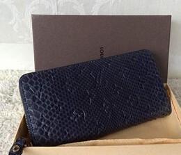 Bán ví tiền mới của Louis Vuis