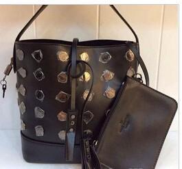 Người đẹp Louis Vuitton túi vai thuận tiện.