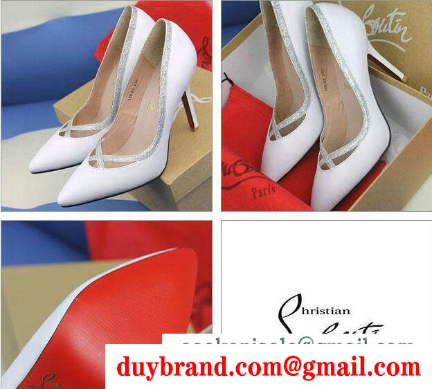 女性らしい優雅とフェミニンな感じを与えてくれるクリスチャン・ルブタンChristian louboutinのレデイース ホワイトのハイヒール パンプス
