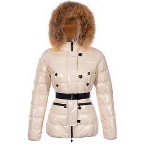 Moncler Mail đặt hàng Áo khoác phụ nữ Moncler với cảm giác nữ tính và thanh lịch