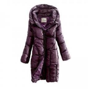 Một chiếc áo khoác Moncler của Moncler đặt hàng moncler sành điệu với một hình bóng như một hình chữ hoa