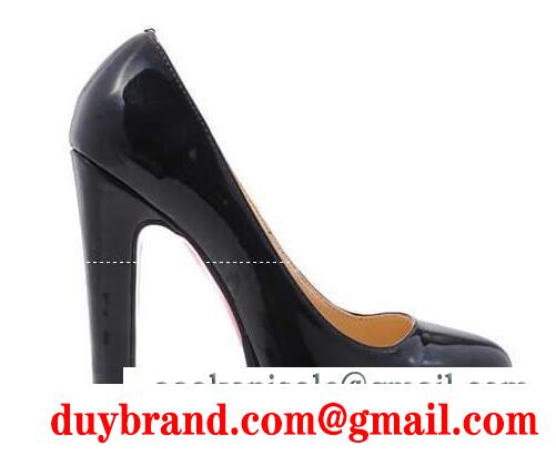 秋冬人気品のChristian louboutin コピーサイト、クリスチャンルブタンのエレガントな雰囲気が漂う黒いハイヒールパンプス