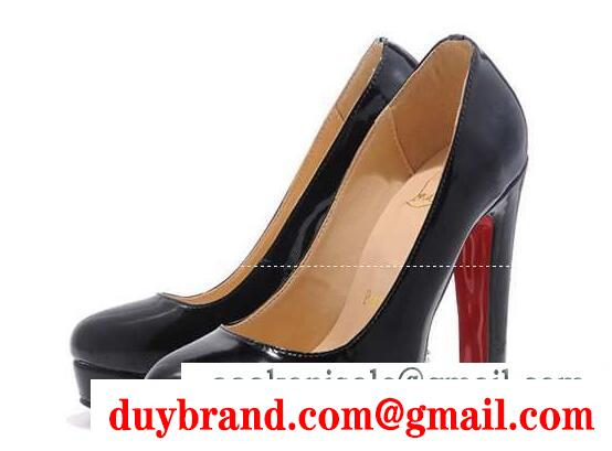 秋冬人気品のChristian louboutin コピーサイト、クリスチャンルブタンのエレガントな雰囲気が漂う黒いハイヒールパンプス