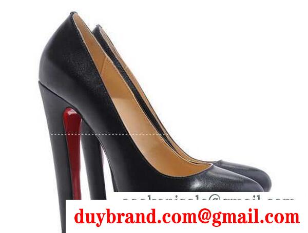 秋冬美脚力アップのクリスチャンルブタン、Christian louboutinの黒いハイヒールパンプス