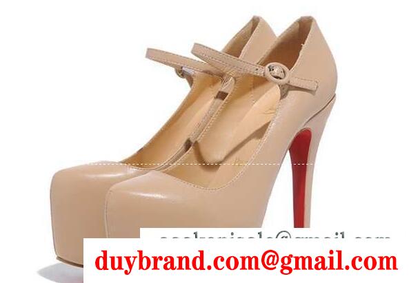リッチな雰囲気が漂うクリスチャンルブタン、Christian louboutinのレデイース用のハイヒールパンプス