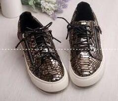 Một đôi giày cao gót chân xinh đẹp của nữ tính của Zanotti Zanotti
