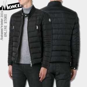 Một chiếc áo khoác moncler mon...