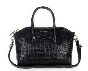 Givenchy với đôi mắt, túi xách...