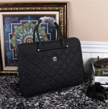 Bầu không khí Versace tạo ra một chiếc túi xách năng lượng nổi bật cho nam 9846-1