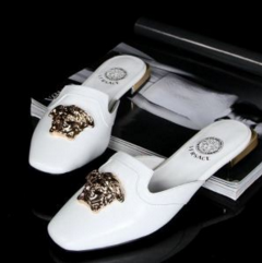 Vẻ đẹp với sự hiện diện để trở thành nhân vật chính ◆ Dép Versace mùa xuân / mùa hè