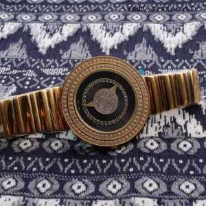 Versace, tối ưu trong bối cảnh ngoài trời, một chiếc đồng hồ độc đáo với sự thoải mái tốt của Versace_ Versace Versace_ Thương hiệu giá rẻ 