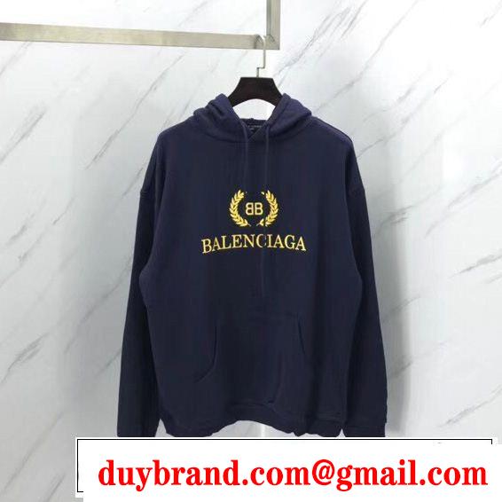 バレンシアガ BALENCIAGA  パーカー 目前の注目ブランド  現代的な印象　個性的なモデル