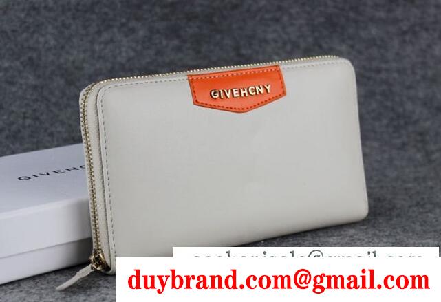 乙女ごころをくすぐるジバンシィ、Givenchyのベージュレディース長財布