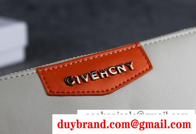 乙女ごころをくすぐるジバンシィ、Givenchyのベージュレディース長財布