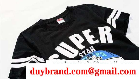 スタイリッシュな印象のシュプリーム、 supremeの犬画像の黒と白の大人気なメンズ半袖tシャツ