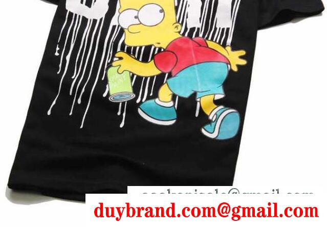 カッコいい男性に着用するシュプリーム、Supremeの低価の黒と白メンズ半袖Tシャツ