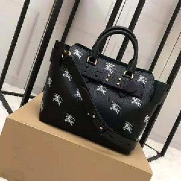 Burberry One -shoulder Túi Burberry Thời trang tiên tiến nhất của thời trang hai màu!