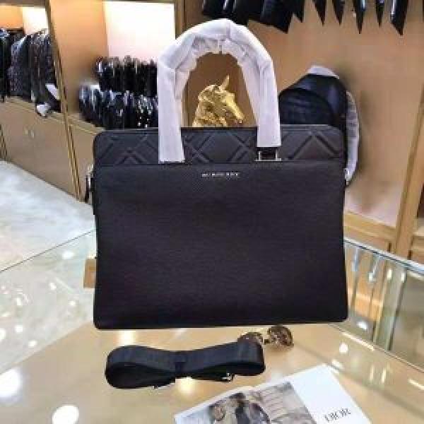 Burberry đã bán hết ở Burberry với cảm giác sang trọng Burberry _ Túi nam Burberry