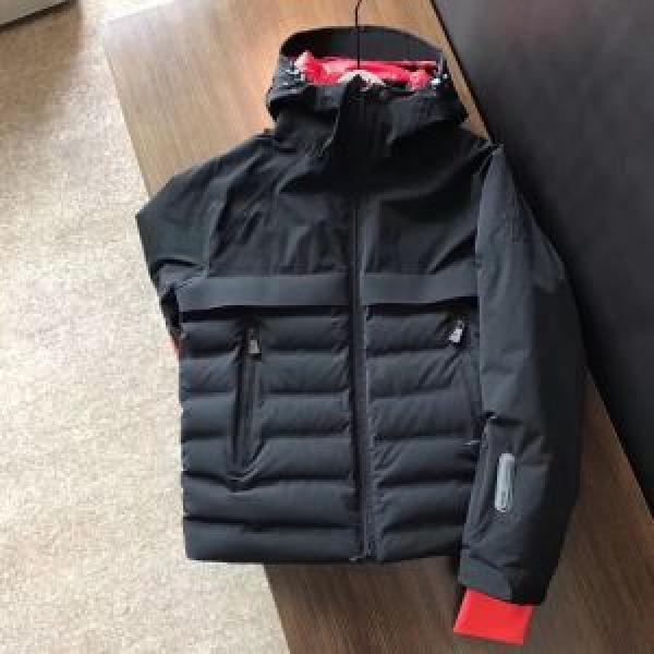 Sản phẩm hợp thời trang năm nay là chiếc áo khoác Moncler Down rẻ nhất