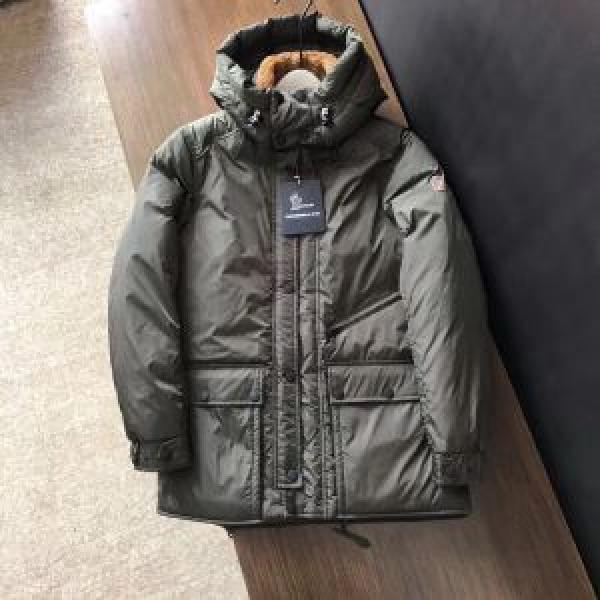 Áo khoác Moncler Moncler Down, rất phổ biến với nhiều mặt hàng hiếm