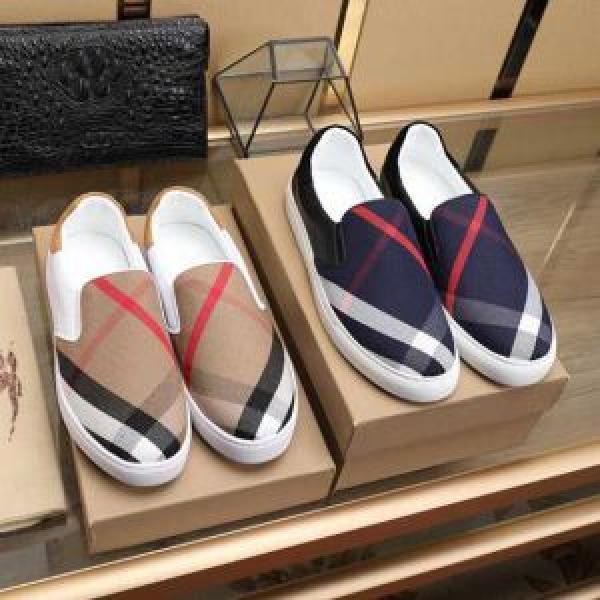 Trong màu sắc hấp dẫn Burberry...