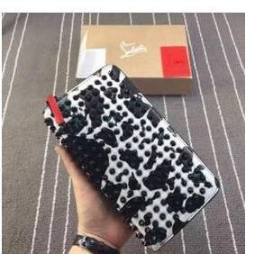 Mô hình giữ cho cảm giác chất lượng và đóng một phần tích cực trong Christian Louboutin Christian Louboutin bật hoặc tắt