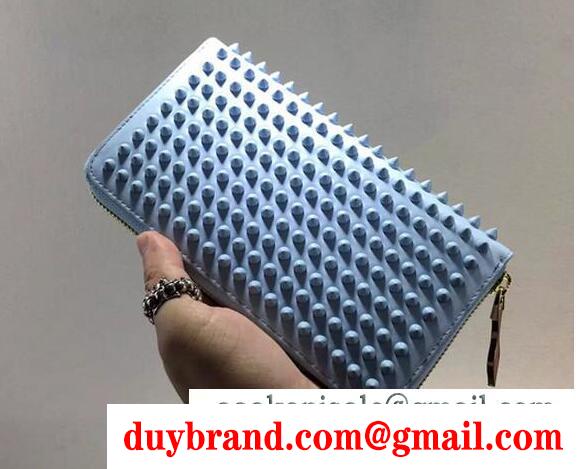 個性的な色合い christian louboutin クリスチャンルブタン panettone wallet スパイクスタッズ レザー長財布 ライトブルー