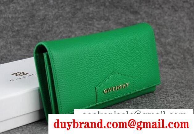 上質な光沢  GIVENCHY　大人びた雰囲気あるジバンシィ財布 レディース