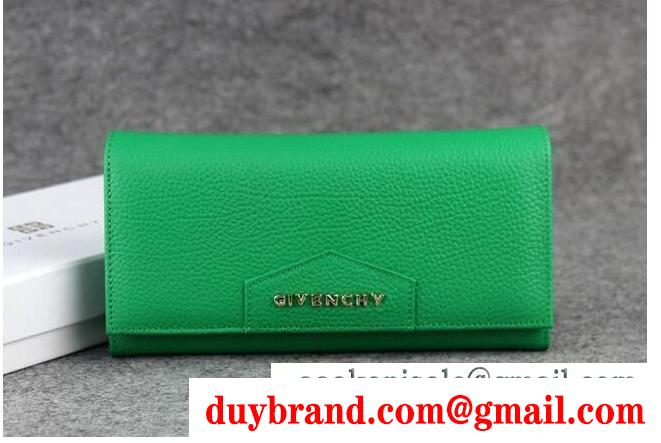 上質な光沢  GIVENCHY　大人びた雰囲気あるジバンシィ財布 レディース