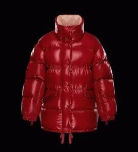 Người phụ nữ Moncler mạnh mẽ và độc đáo, áo khoác Moncler Callis xuống bên ngoài màu đỏ