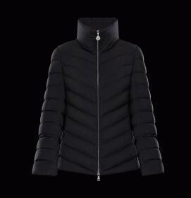 Người phụ nữ Moncler thanh lịc...