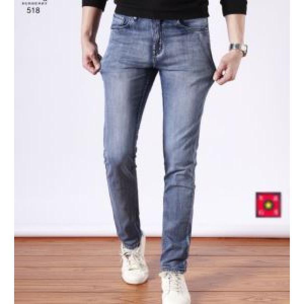 Burberry << 2019 >> Bây giờ, có một cảm giác về xu hướng đường phố đáng chú ý và quần jean mát