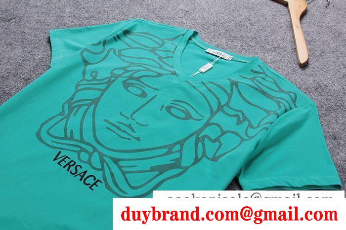 主役級のアイテムVERSACEヴェルサーチコピーのブラック、ホワイト、ブルーのＶネック半袖Tシャツ