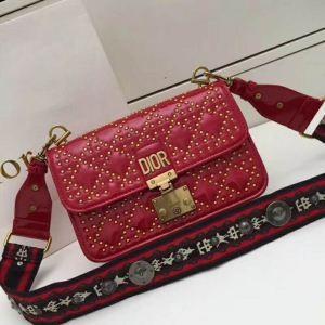 Túi dior nổi tiếng phụ nữ dior đi lại túi vai với logo kim loại